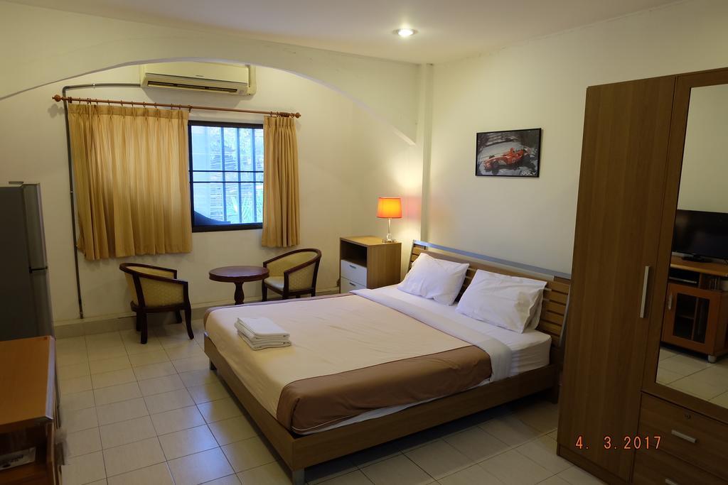Piccolo Restaurant And Guest House Pattaya Bagian luar foto